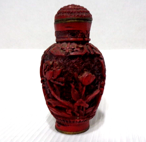Par de botellas de tabaco chinas talladas a mano vintage de cinabrio rojo y resina marfil usadas en excelente estado - Imagen 2 de 11