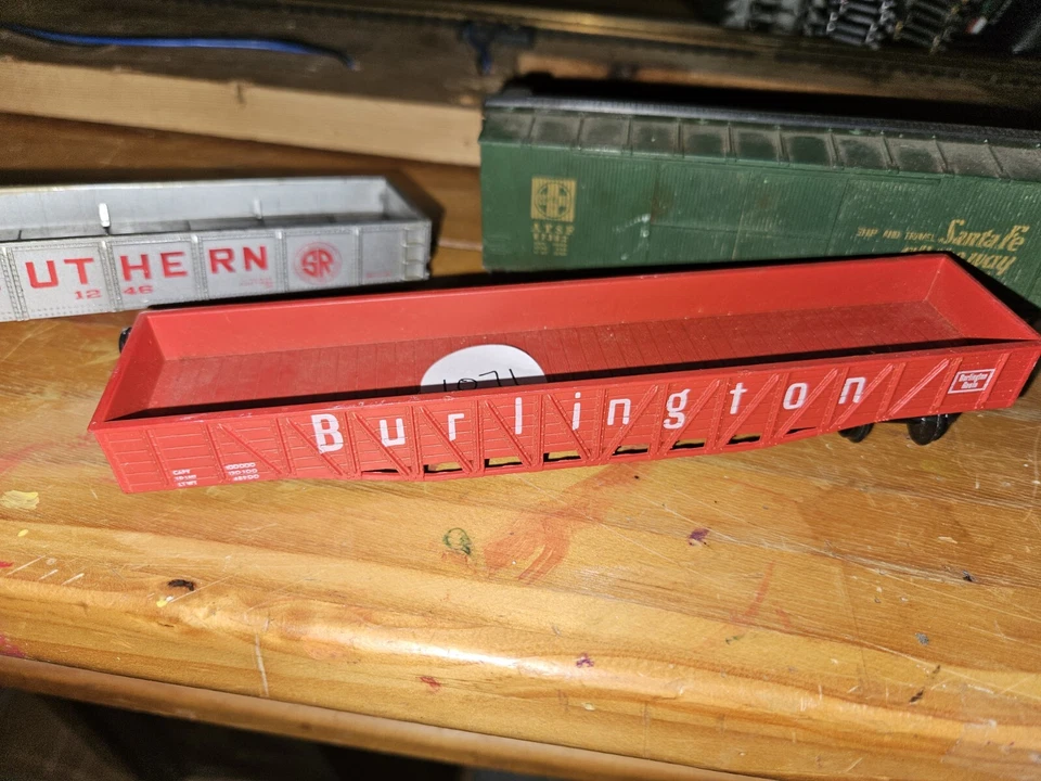 HO FREIGHT CARS NEEDING WHEELS - Image 2 of 4