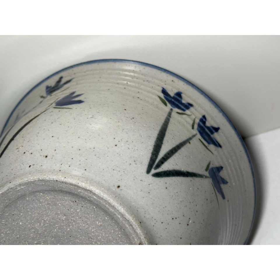 Cuenco de cerámica de gres moteado azul floral pintado a mano firmado rústico 10" Foto 3 de 4
