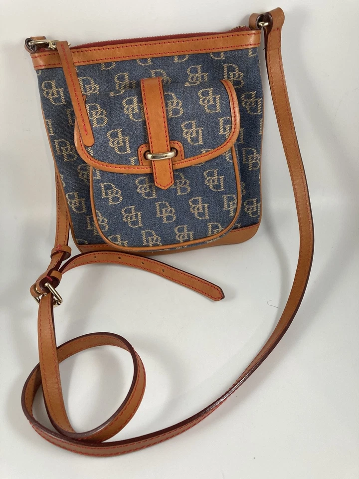 BOLSO BANDOLERA DONNEY & BOURKE AZUL DENIM CON MONOGRAMA CUERO TOSTADO RIBETE NUEVO SIN ETIQUETAS Foto 2 de 4
