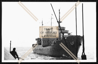 Photo anti-aircraft fighter escort ship seagull warship Navy in action