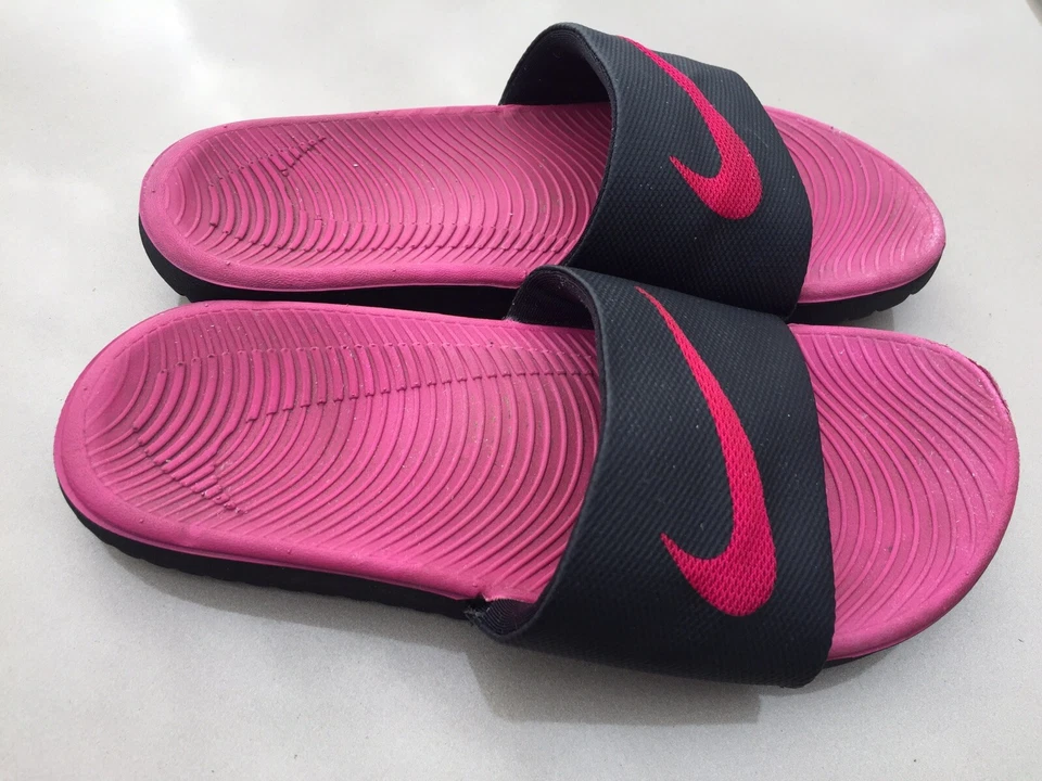 Sandalias Nike Kawa Slide negras rosa vivo 819353-001 talla 4Y Foto 2 de 4
