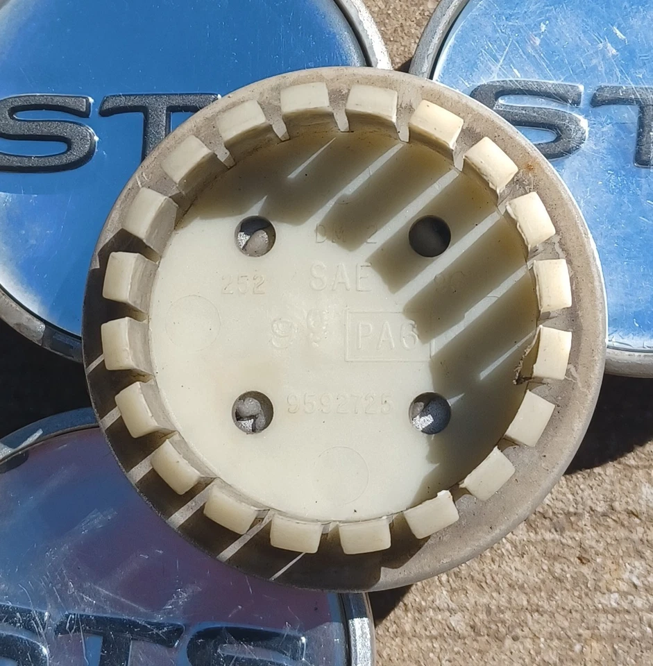 Juego de 4 tapas centrales Cadillac Seville STS, 1998-2004 parte # 9592725 Foto 3 de 3