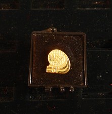 WAFFLE HOUSE LAPEL PIN: : ONE YEAR SERVICE - 1/10 10k