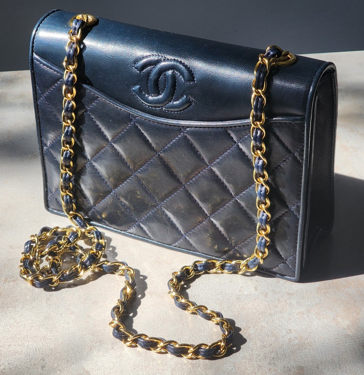 CHANEL ELEGANT 1980's QUILTED BLACK SATIN CHAIN LINK