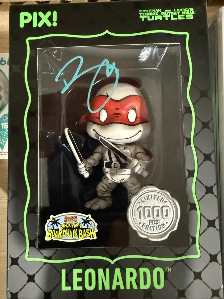 SDCC 2025 THRILLJOY Bloque Fiesta Paseo Marítimo Bash Tux Muchos Firmados Brian Mariotti Foto 4 de 4