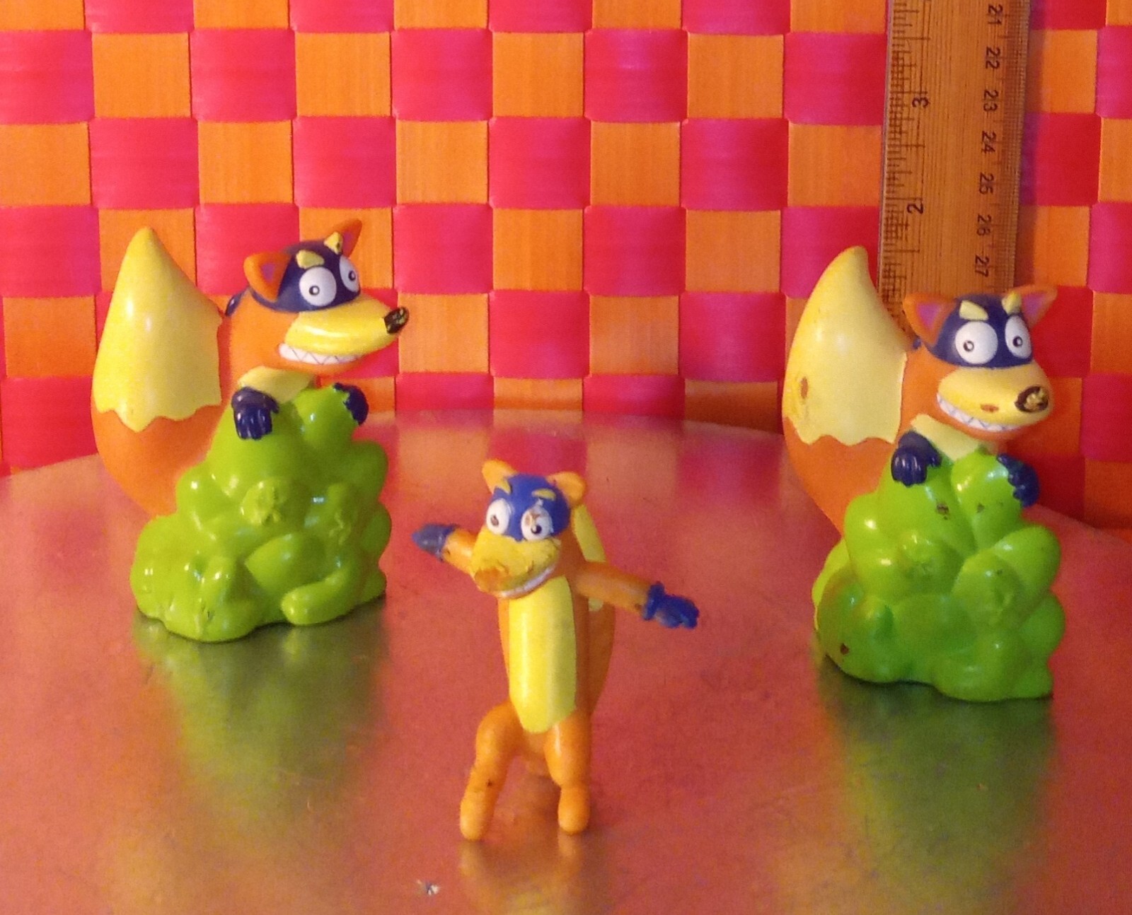 Display toy figures, 3 items, 2 from 2003 vtg and 1 add on b