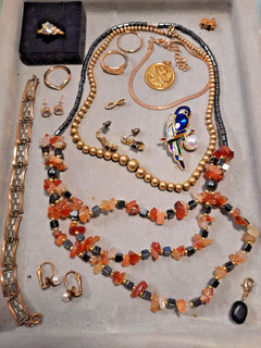 Lot de bijoux fantaisie modernes anciens et/ou vintage