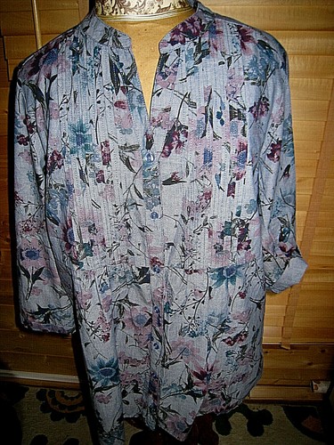 NEU - BONMARCHE - SCHÖNE BLAUE GEBLÜMTE KRAGENLOSE HEMDBLUSE - GR. 16
