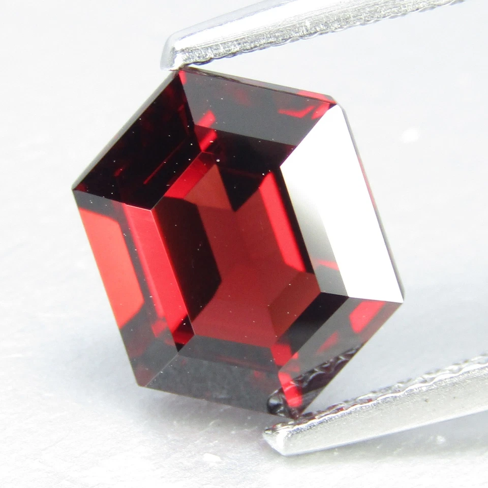 3,37 карата фантастический натуральный красный цвет альмандин гранат фантазийный изумруд огранка драгоценный камень россыпью - Изображение 3 из 4