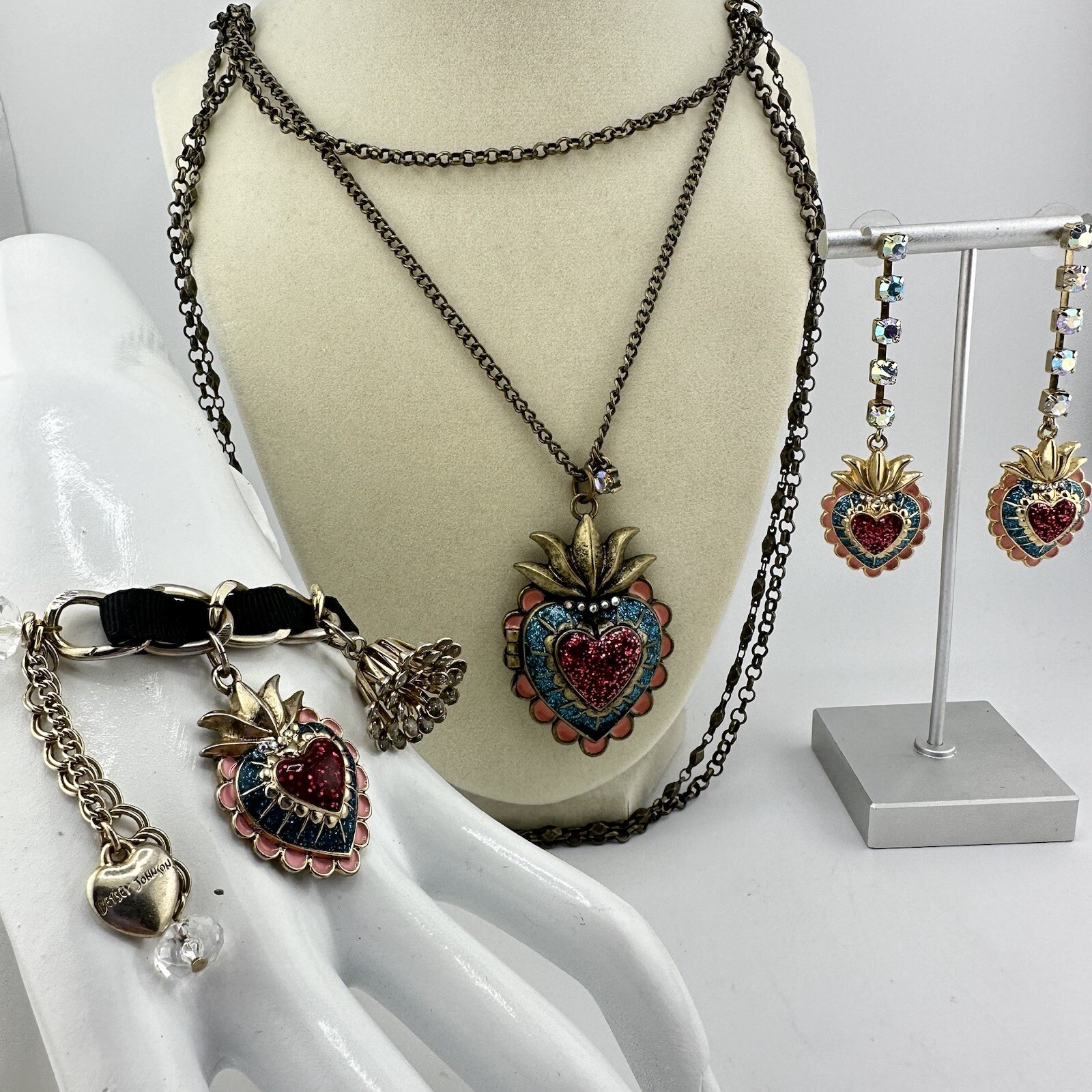 Betsey Johnson “Viva La Betsey” Conjunto 27” Medallón Multicadena Pendientes y Pulsera