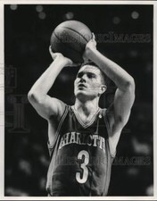 1991 Press Photo Rex Chapman of the Charlotte Hornets, Prepares to Shoot Ball