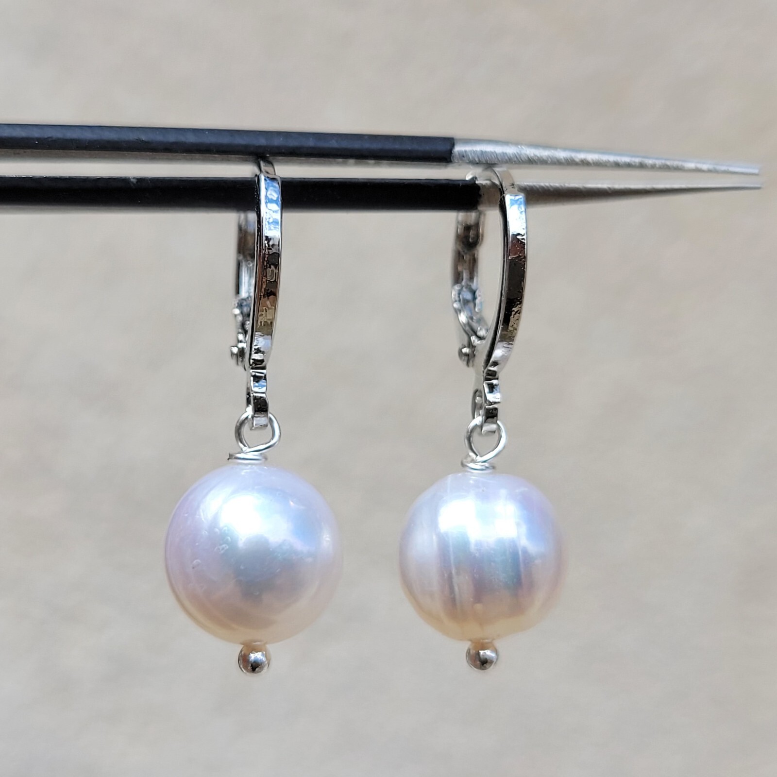 Créoles perle de culture blanche anti-allergie en plaqué or blanc pour oreilles sensibles