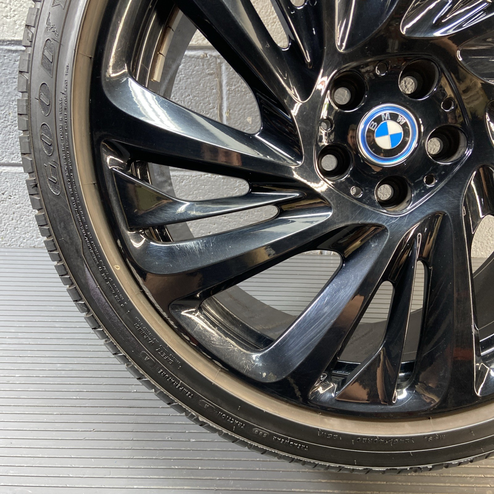 2014-2020 BMW i8 I12 Rear Left Alloy Wheel W/ Tire 8.5Jx20 ET50 OEM *NOTE*