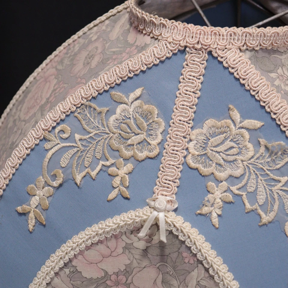 Pantalla de lámpara victoriana bordada azul floral tela flecos borlas lazos vintage Foto 2 de 4