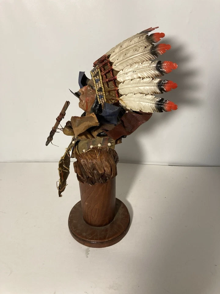 "Figura de jefe nativo americano vintage de 14"" con decoración de pipa de paz-metal/madera/resina" Foto 4 de 4