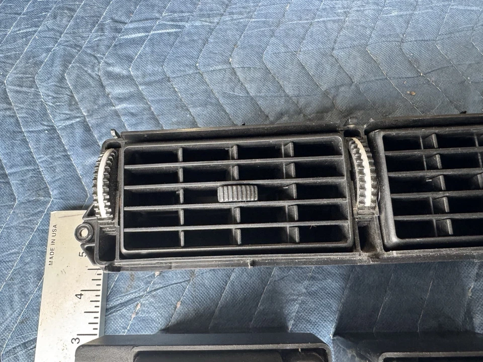 Volvo 240 244 245 1986-1993 tablero central izquierdo derecho aire acondicionado juego de ventilación de calor OEM #4813E Foto 4 de 4