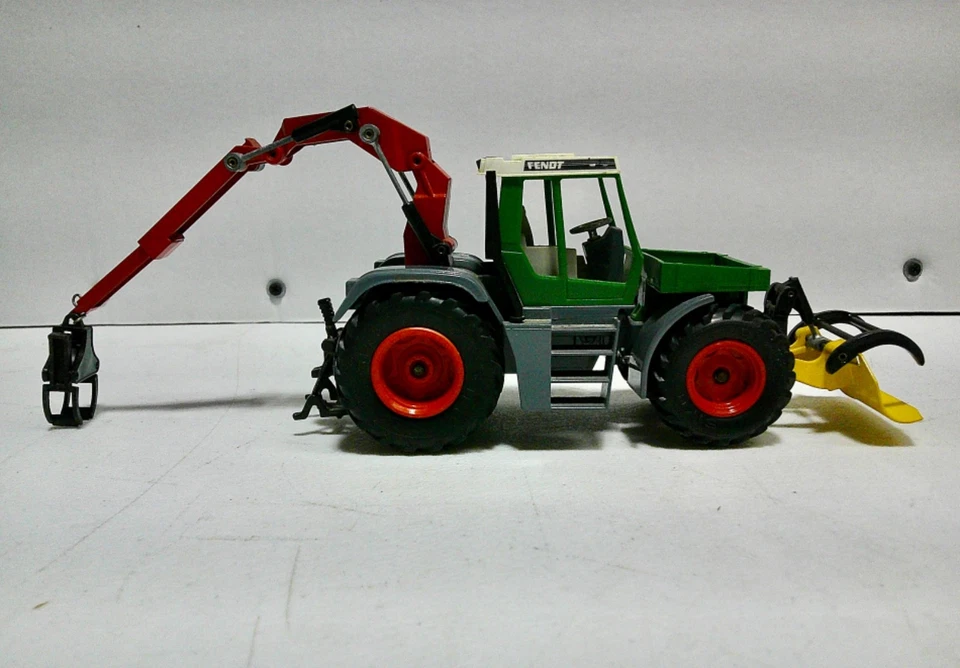 1/32 Siku Fendt forestry tractor with grapple. No box. - Image 2 of 4
