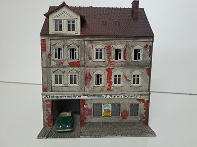 Pola H0 164 Stadthaus Klempner-Werkstatt Schulz patiniert mit Pkw HO Stadt-Haus