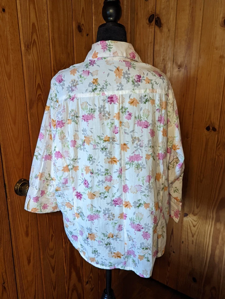 Joanna 纽扣前衬衫女式 M 码领白色带花卉设计二手状况完好 — 第 2/4 张图片