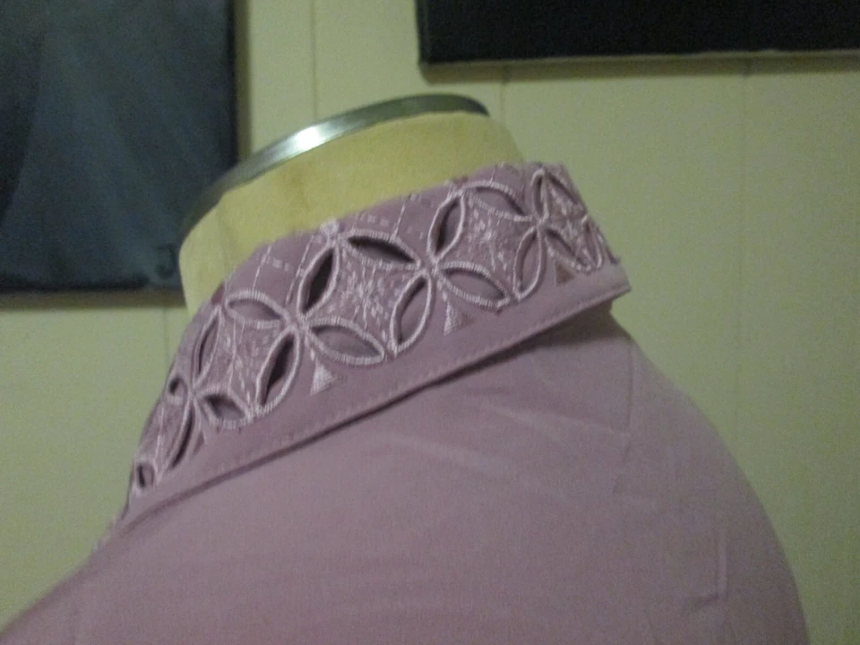 复古 Joanna 刺绣纽扣衬衫上衣,尺寸 L — 第 4/4 张图片