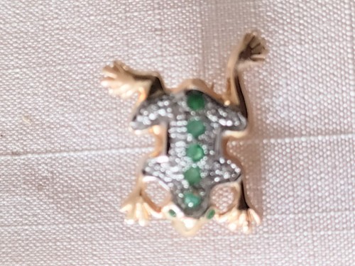 Elegant 9 Carat Gold small Frog Brooch with Emerald Gemstone and Diamond. - Picture 2 of 4