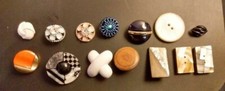 14 ASSORTED COLLECTIBLE UNIQUE DESIGNER VINTAGE BUTTONS ASSORTED SIZES
