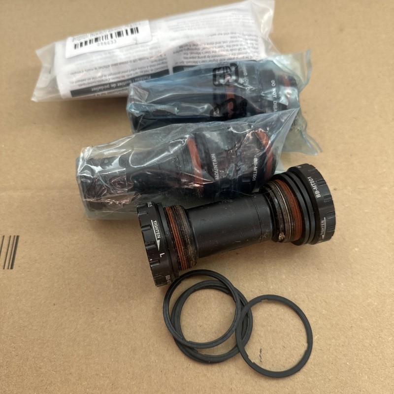 Shimano SM-MT501 HollowTech II Bottom Bracket x4