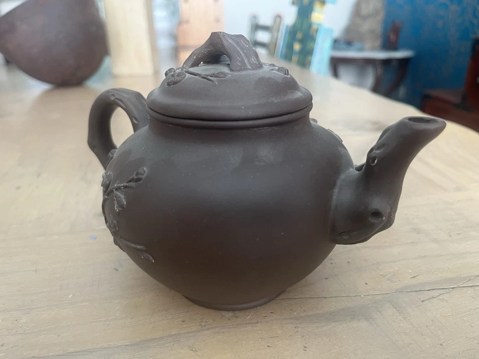 Tetera china Yixing zisha (arena púrpura) con diseño de flor de ciruelo, usada en excelente estado Foto 4 de 4