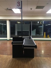 Checkout counter with conveyor belt including scanner scale