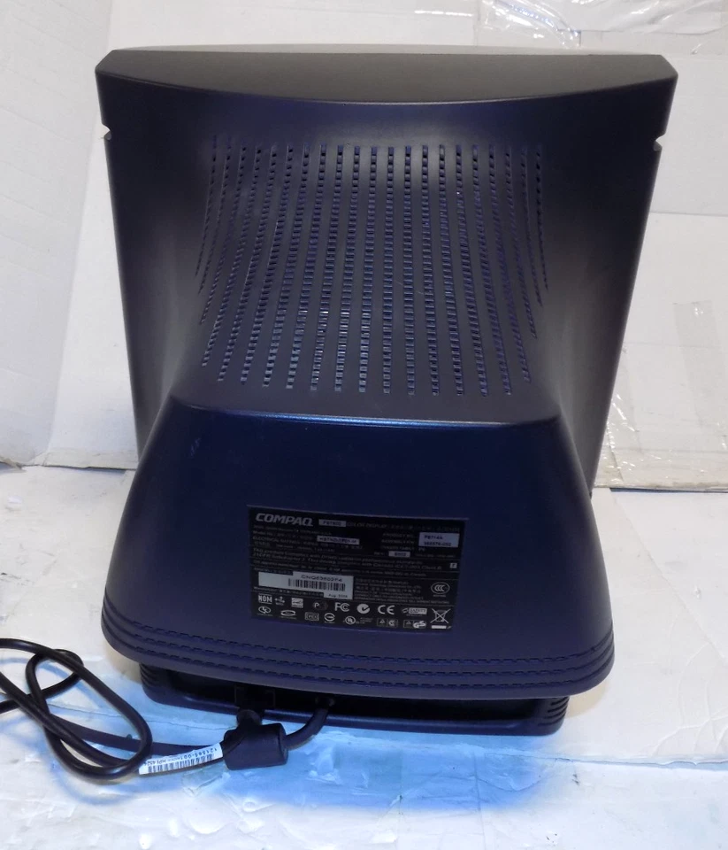 Vintage COMPAQ FS7600 17" Flat CRT Monitor Gaming Computer Great Condition - Image 2 of 3