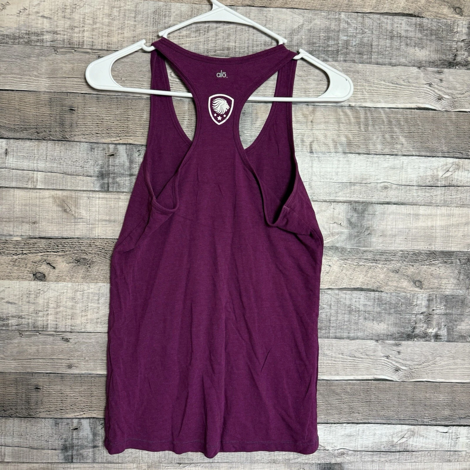 alo-yoga cool-fit athletic racerback lion logo tank-top
