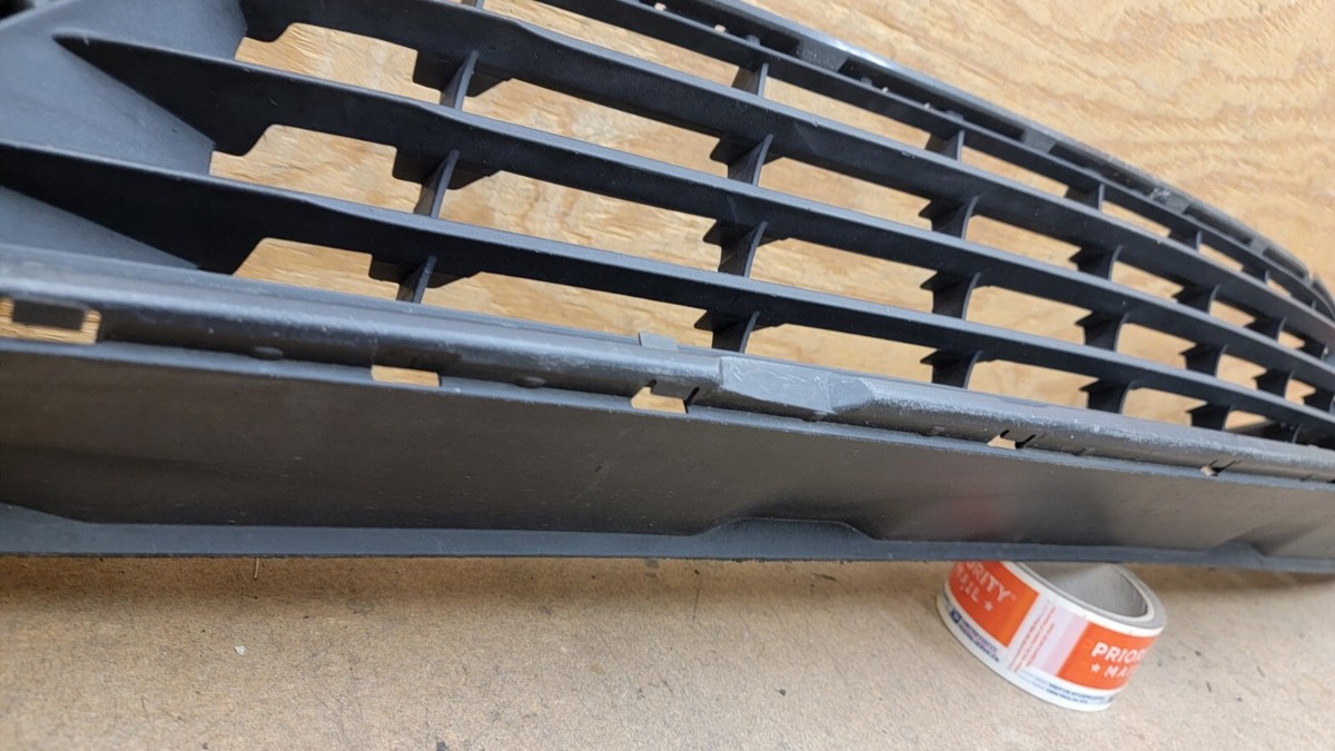 2017 2018 2019 INFINITI QX30 FRONT BUMPER LOWER GRILLE 62254-5DA0B