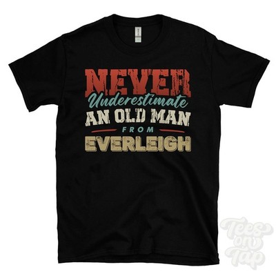 T-SHIRT UNTERSCHÄTZE NIE EINEN ALTEN MANN VON EVERLEIGH lustiges Weihnachtsgeschenk Wiltshire
