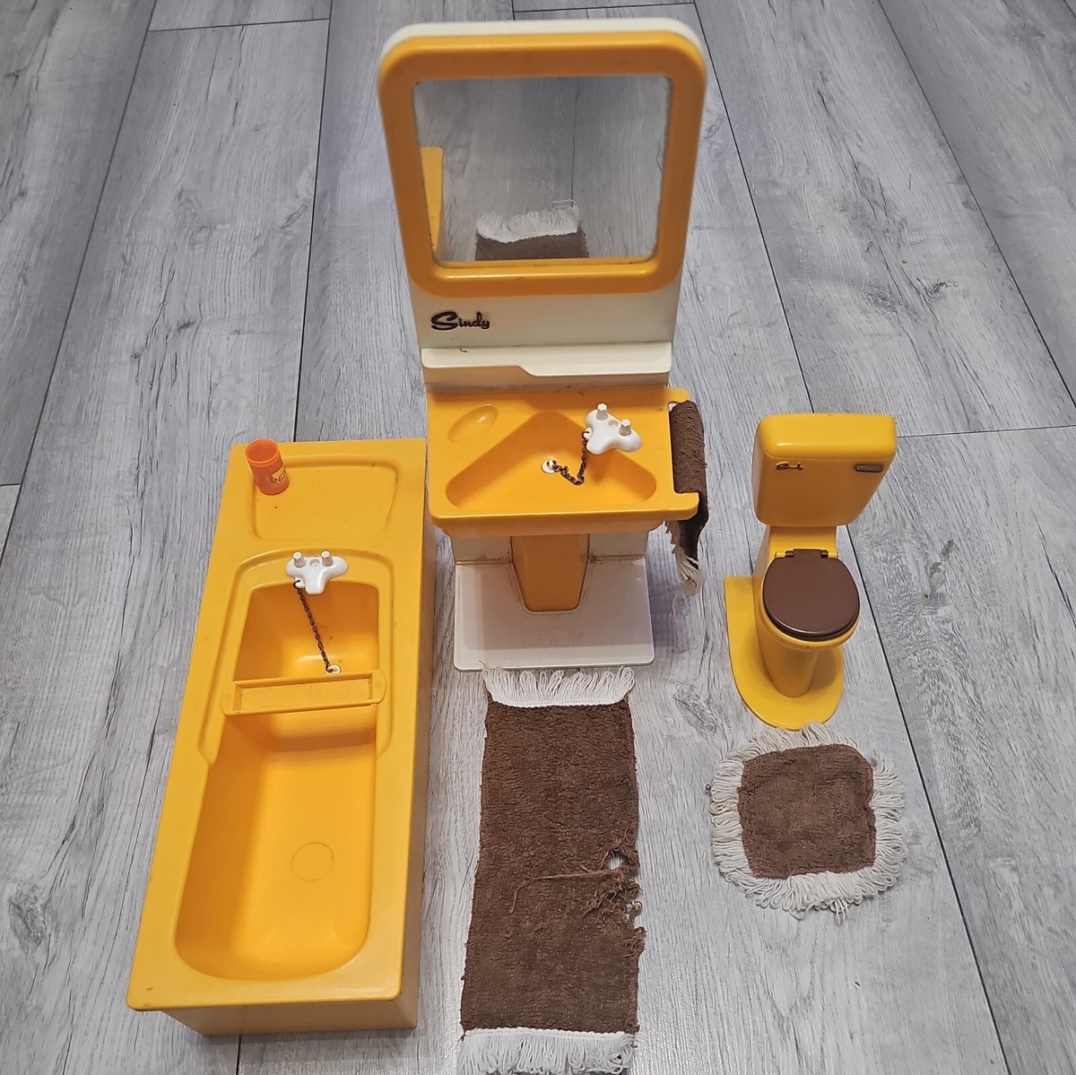 Vintage Sindy Doll Bathroom Sink Unit, Toilet,bath and mats