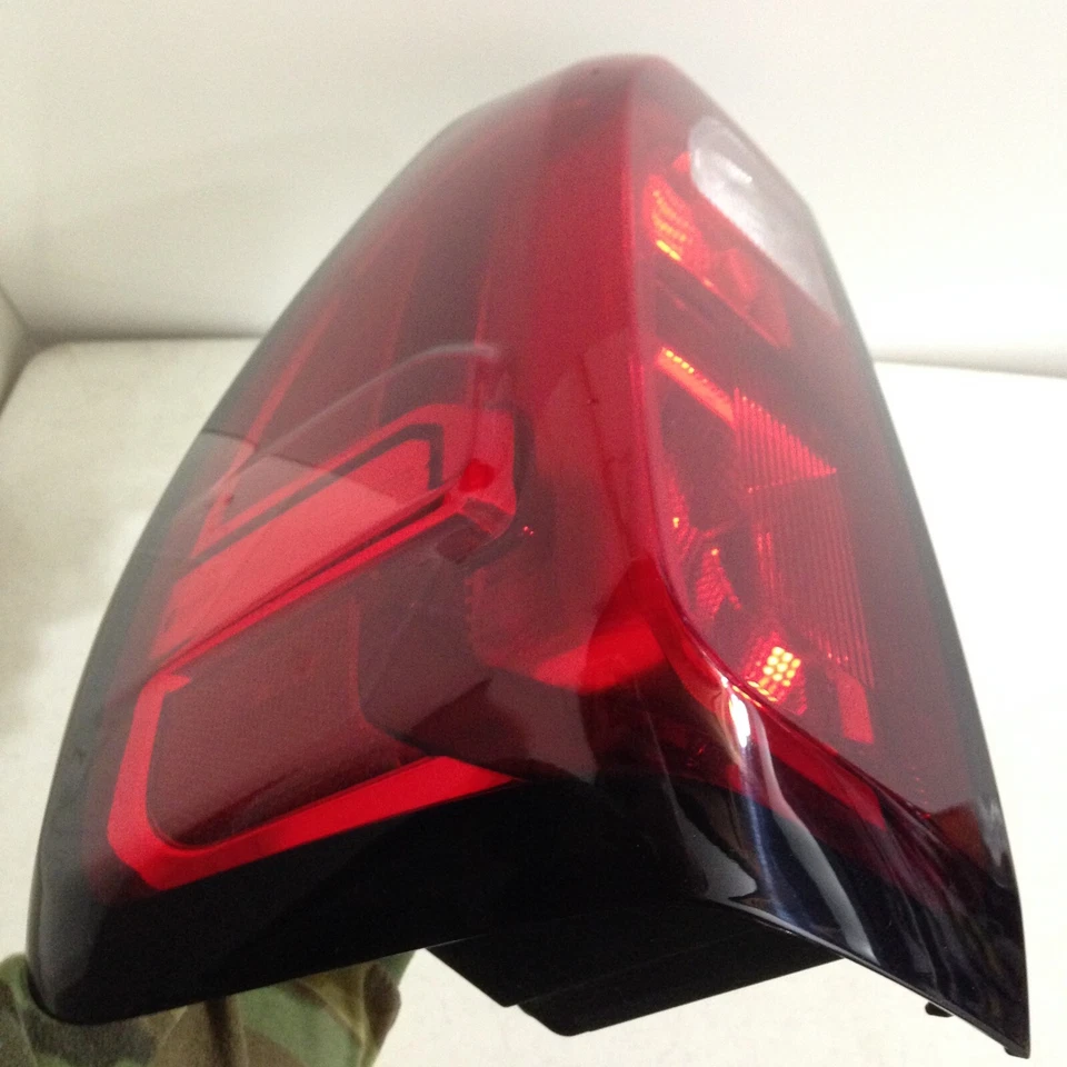 GMC Sierra 1500 2500 3500 HD 2019-2024 luz trasera halógena lateral derecha pasajero Foto 2 de 4