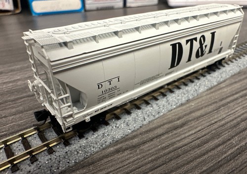 Tolva de 3 bahías Intermountain escala N RTR 67071-01 ACF 4650 CF DT&I 10303 NUEVA EN CAJA | Zustand: New