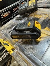 DEWALT DCB207 20V Li-Ion Battery - Black/Yellow