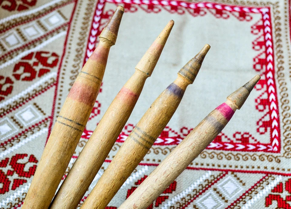 Antique Primitive Wooden Spindles For Spinning Wool 19 Century Bulgaria set of 4 - Image 4 of 4