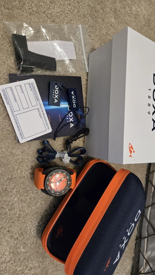 DOXA Men's Sub 300 Carbon Dive Watch 42mm Orange w 2 Straps - Image 4 of 4