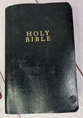 2 - Holy Bibles NIV Burgundy Black Zondervan Softcover Vtg Wear Read - Picture 3 of 23