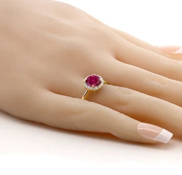 Anillo de compromiso con halo de topacio blanco y rubí creado enchapado en oro amarillo 925 Foto 2 de 4