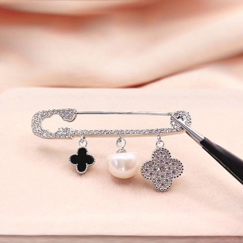 Pin de seguridad floral hecho con broche SWAROVSKI cristal perla s925 plata de ley - Imagen 5 de 5