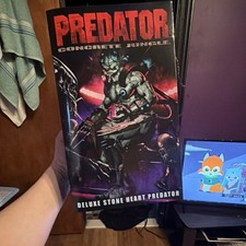 NECA Predator Concrete Jungle Deluxe Stone Heart Figure w/ LED