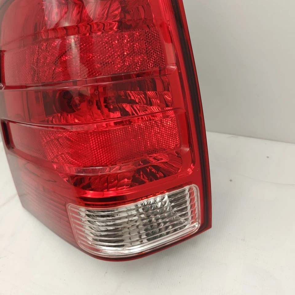 Ford Expedition 2003 2004 2005 2006 conductor izquierdo luz trasera izquierda TYC Foto 3 de 4