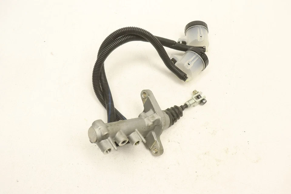 Cilindro maestro de freno Can-Am Maverick Turbo X3 DS 64 25 705602307 51568 Foto 3 de 3