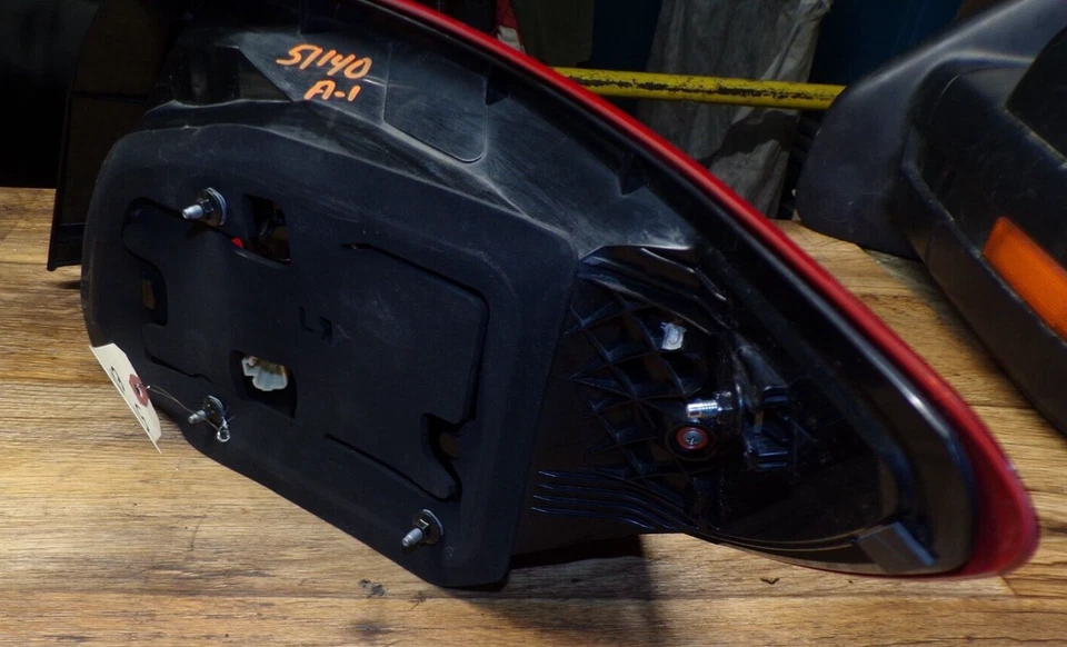 Conjunto de lámpara de luz trasera izquierda para conductor Suzuki Kizashi 2010-2013 OEM Foto 4 de 4