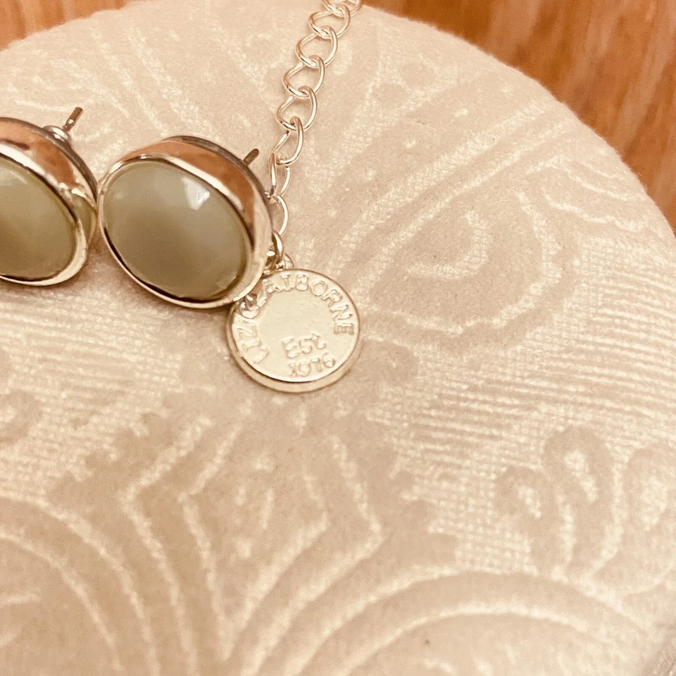 Juego de collar y pendientes de botón Liz Claiborne en plata, azul y crema. Foto 4 de 4