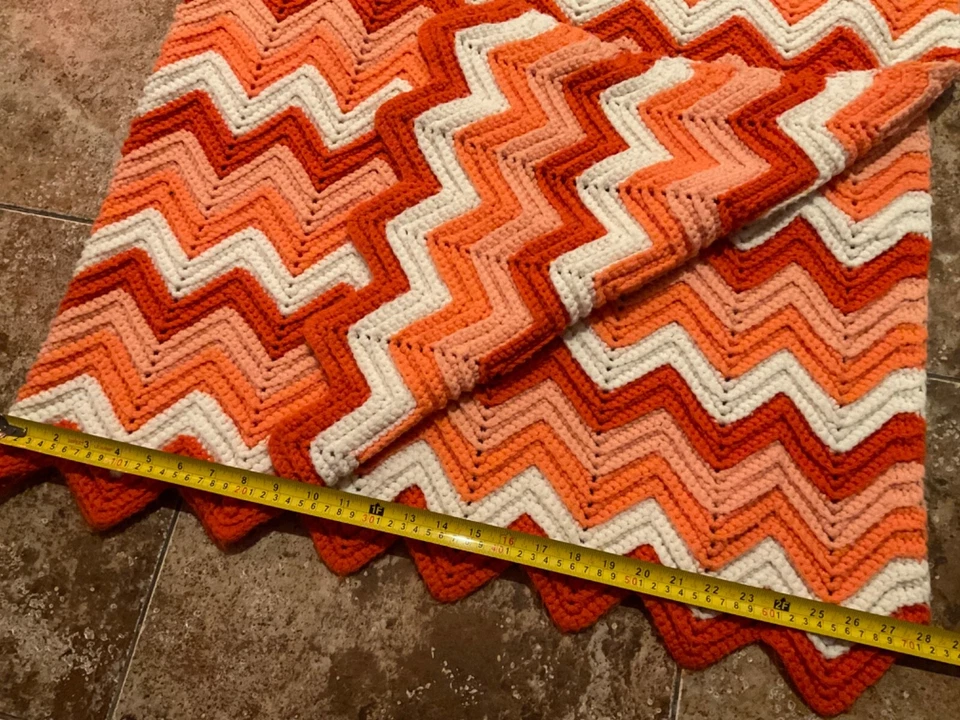 MANTA AFGANA VINTAGE GANCHILLO A MANO CHEVRON (65” L X 56” W) NARANJA Foto 3 de 4