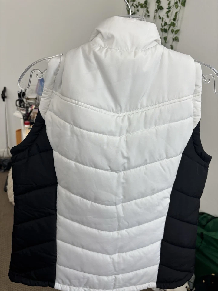 Colete Carolina Panthers feminino pequeno branco sem mangas bufante futebol americano NFL G-III - Imagem 3 de 4